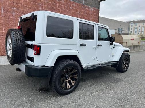 Bright White Clearcoat 2014 Jeep Wrangler Unlimited Sahara