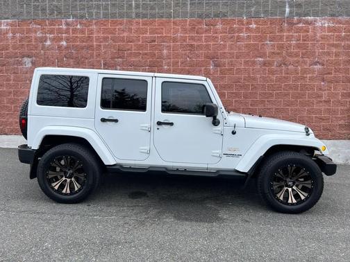 Bright White Clearcoat 2014 Jeep Wrangler Unlimited Sahara