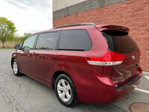 Salsa Red Pearl 2014 Toyota Sienna LE