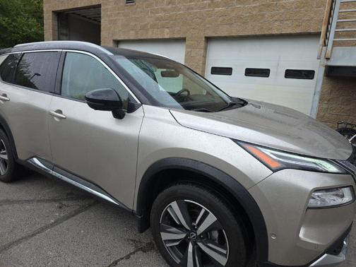 Champagne Silver Metallic/Super Black 2023 Nissan Rogue Platinum