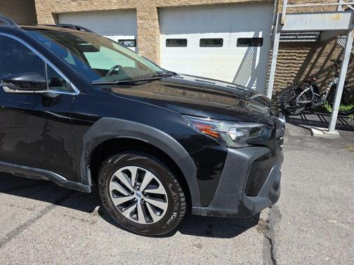 Crystal Black Silica 2025 Subaru Outback Premium