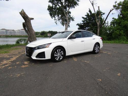 Glacier White 2024 Nissan Altima 2.5 S