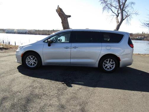 2024 Chrysler Pacifica Touring-L