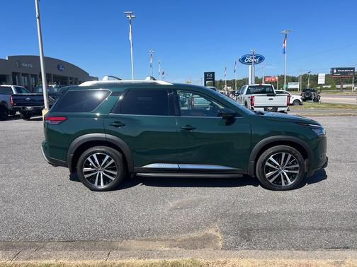 2023 Nissan Pathfinder Platinum FWD