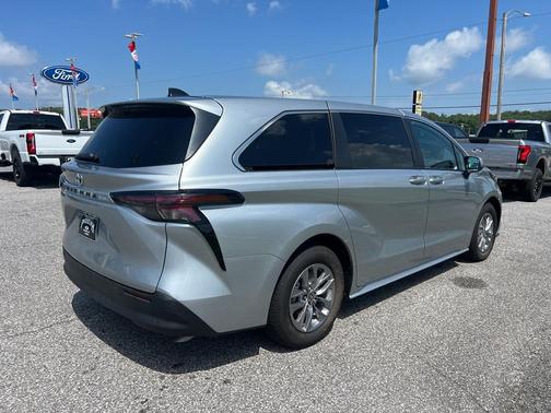 2024 Toyota Sienna LE