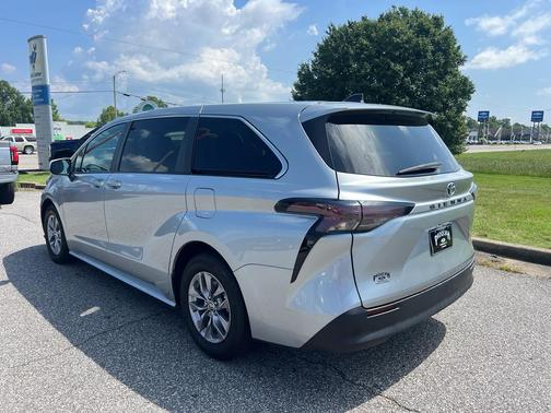 2024 Toyota Sienna LE
