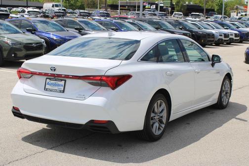 Pearl 2020 Toyota Avalon Hybrid XLE Plus
