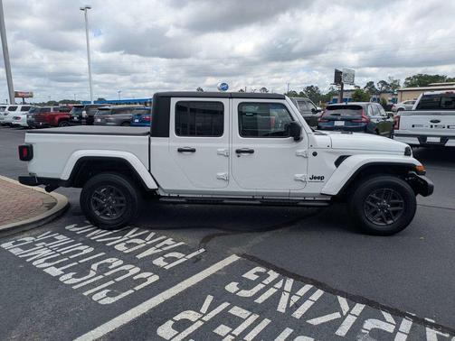Bright White Clearcoat 2024 Jeep Gladiator Sport S