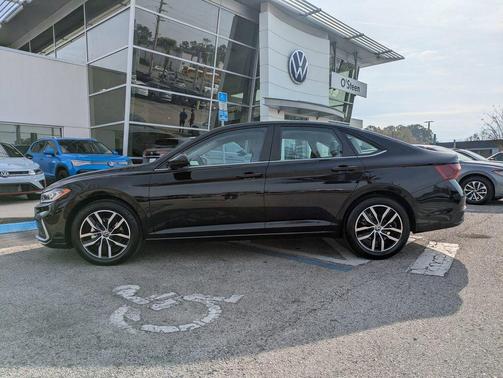 Deep Black Pearl 2026 Volkswagen Jetta 1.4T SE