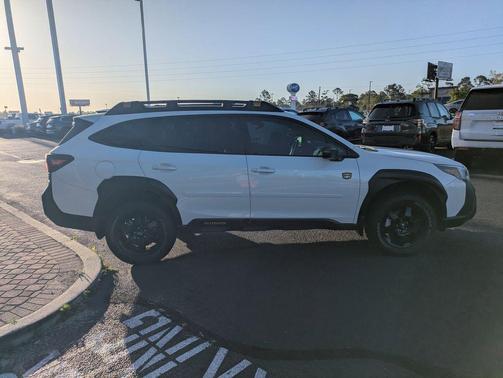 Crystal White Pearl 2022 Subaru Outback Wilderness