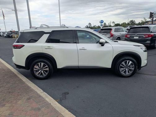 Pearl White Tricoat 2023 Nissan Pathfinder SL 4WD