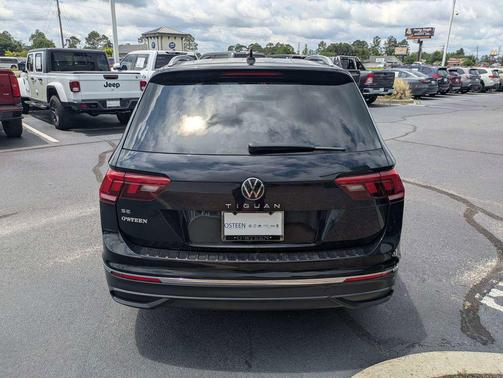 Deep Black Pearl 2023 Volkswagen Tiguan 2.0T SE
