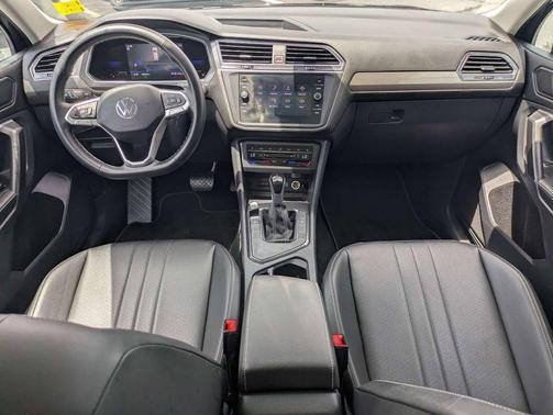 Deep Black Pearl 2023 Volkswagen Tiguan 2.0T SE