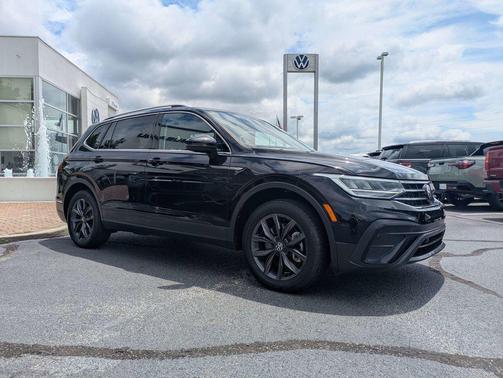 Deep Black Pearl 2023 Volkswagen Tiguan 2.0T SE