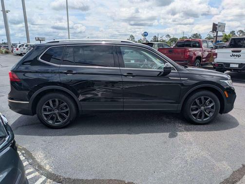 Deep Black Pearl 2023 Volkswagen Tiguan 2.0T SE