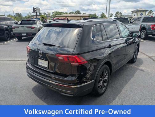Deep Black Pearl 2023 Volkswagen Tiguan 2.0T SE