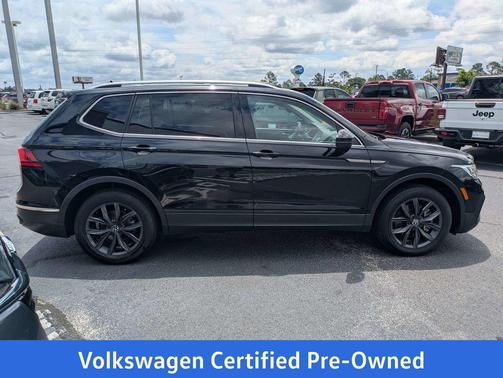 Deep Black Pearl 2023 Volkswagen Tiguan 2.0T SE