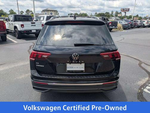 Deep Black Pearl 2023 Volkswagen Tiguan 2.0T SE