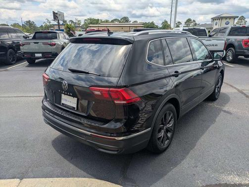 Deep Black Pearl 2023 Volkswagen Tiguan 2.0T SE