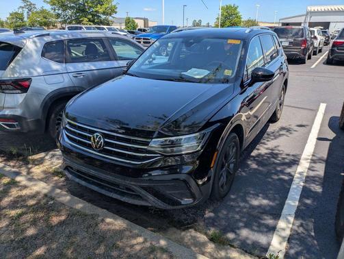 Deep Black Pearl 2023 Volkswagen Tiguan 2.0T SE