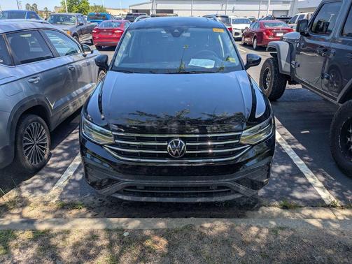 Deep Black Pearl 2023 Volkswagen Tiguan 2.0T SE