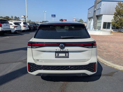 Sandstone With Deep Black Roof 2026 Volkswagen Tiguan 2.0T SE R-Line Black