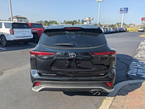 Black 2024 Toyota Highlander XSE