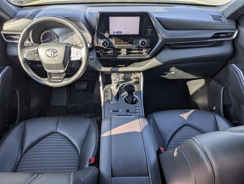 Black 2024 Toyota Highlander XSE