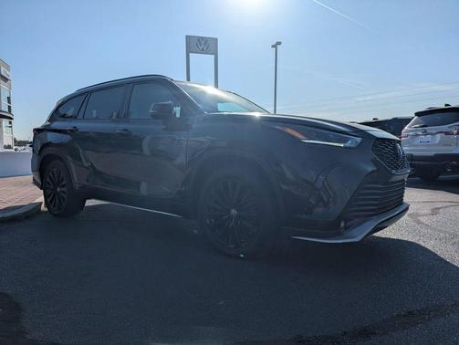 Black 2024 Toyota Highlander XSE