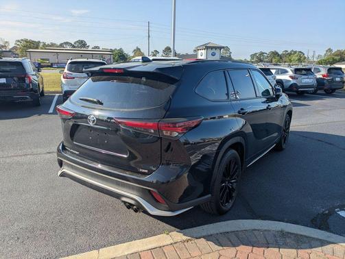 Black 2024 Toyota Highlander XSE