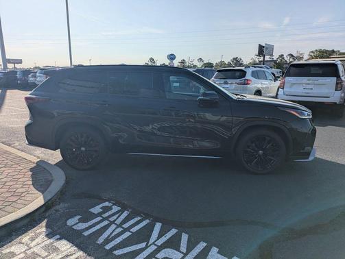 Black 2024 Toyota Highlander XSE