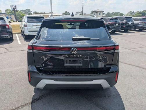 deep black pearl 2026 Volkswagen Tiguan 2.0T SE