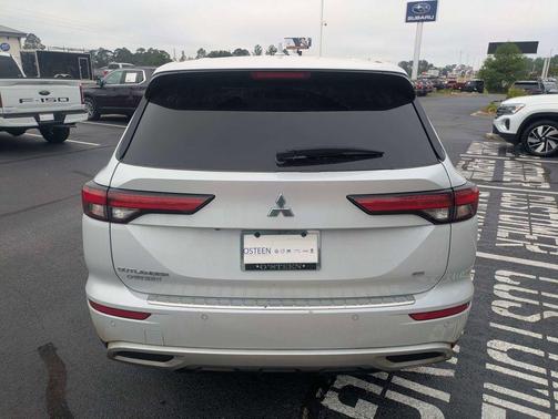 White 2024 Mitsubishi Outlander SE 2.5 S-AWC