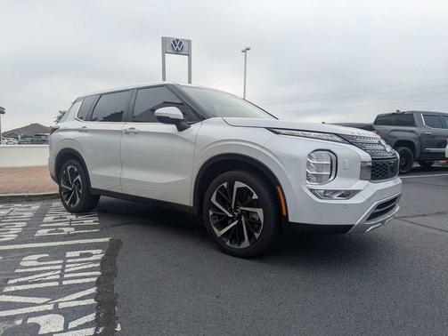 White 2024 Mitsubishi Outlander SE 2.5 S-AWC