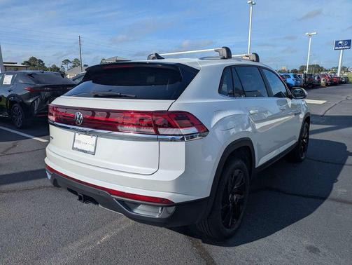 Opal White Pearl 2026 Volkswagen Atlas Cross Sport 2.0T SE w/Technology