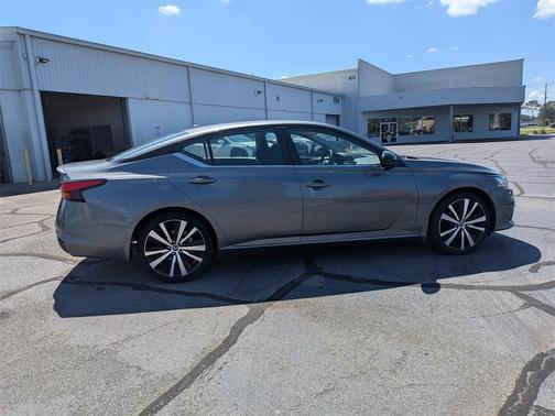 2022 Nissan Altima SR FWD
