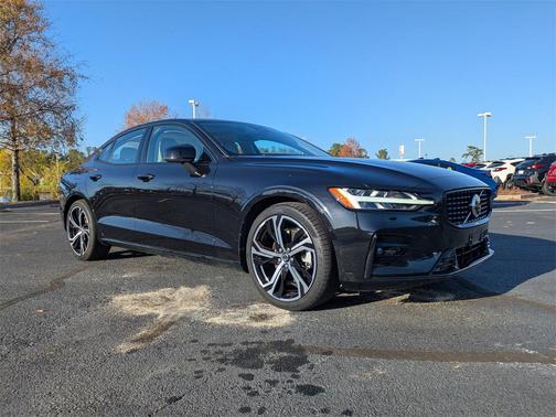 2024 Volvo S60 B5 Plus Dark Theme