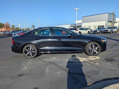 2024 Volvo S60 B5 Plus Dark Theme