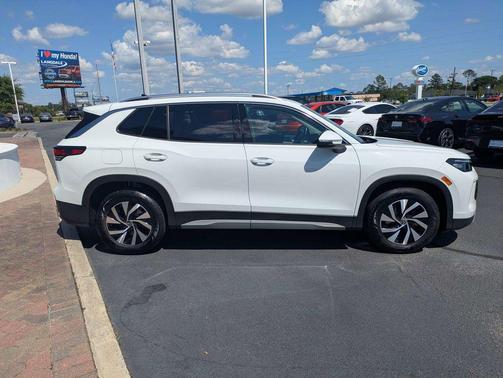 Pure White 2025 Volkswagen Tiguan 2.0T S