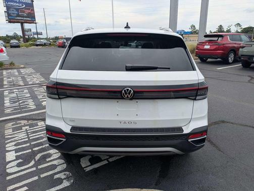 Pure White 2026 Volkswagen Taos SE