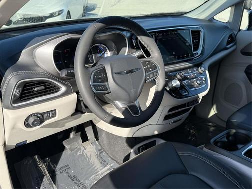 2024 Chrysler Pacifica Hybrid Select