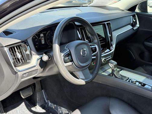 Onyx Black Metallic 2021 Volvo V60 Cross Country T5