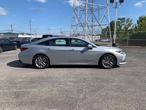 2022 Toyota Avalon Hybrid XLE Plus