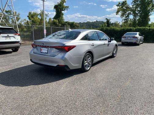 2022 Toyota Avalon Hybrid XLE Plus