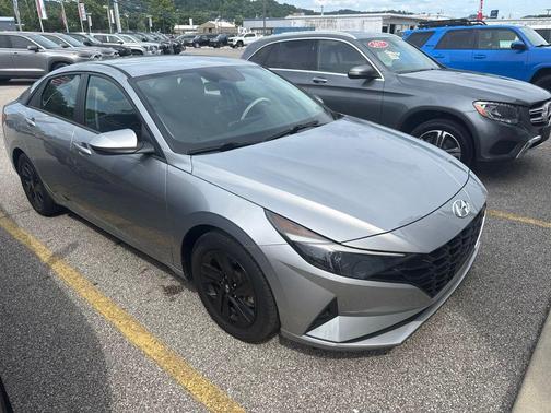 Shimmering Silver Pearl 2022 Hyundai ELANTRA SEL