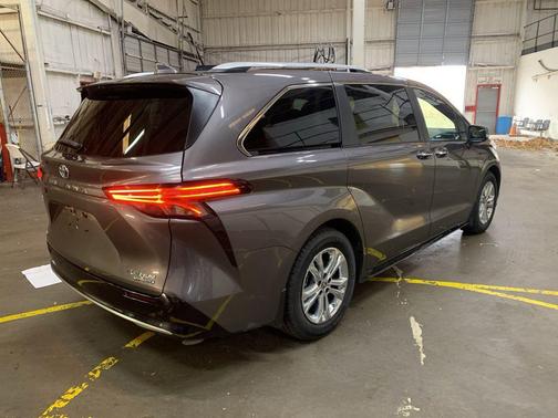 2024 Toyota Sienna Platinum