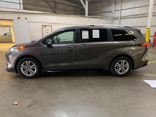 2024 Toyota Sienna Platinum