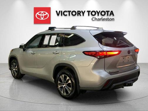Celestial Silver Metallic 2022 Toyota Highlander XLE