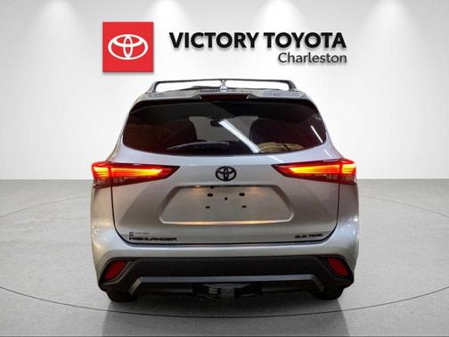 Celestial Silver Metallic 2022 Toyota Highlander XLE