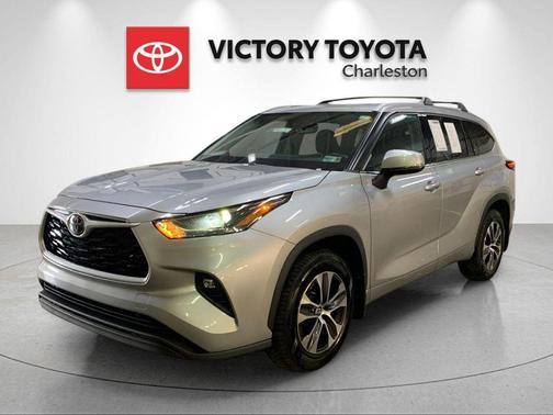 Celestial Silver Metallic 2022 Toyota Highlander XLE
